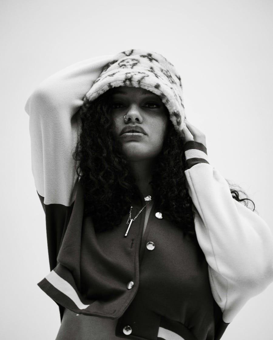 Maximalismo e minimalismo dividem a moda atual; entenda a tendência