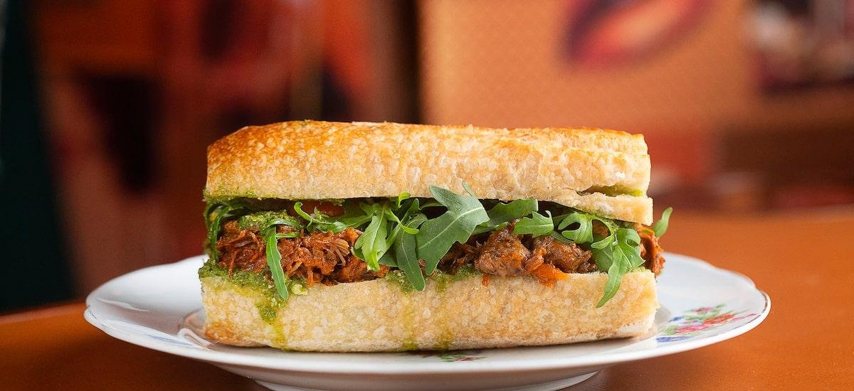 No Condessa, os filhos transformaram receitas e memórias dos pais em drinques e petiscos