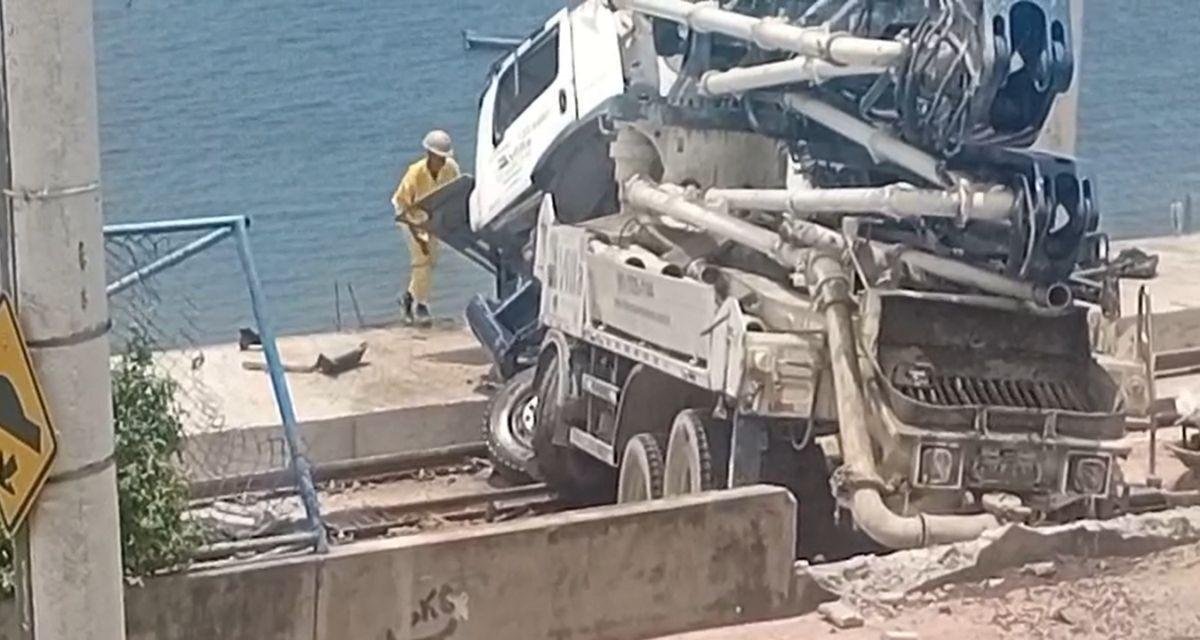 Caminhão fica atravessado em obra dos trilhos do VLT em Salvador | G1