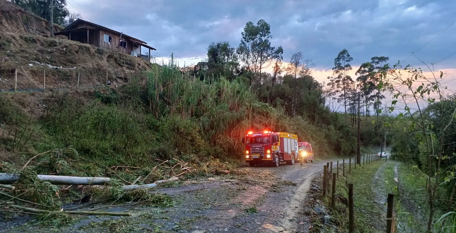 Ventos de mais de 80 km/h causam estragos em cidades de Santa Catarina