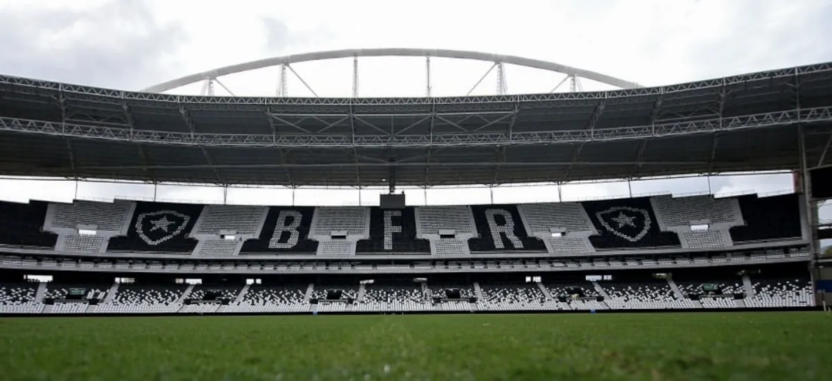 Clássico entre Botafogo e Flamengo no Brasileiro Feminino atrasa por ausência da arbitragem