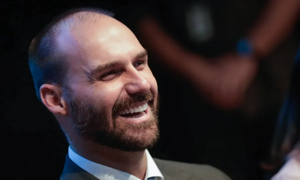 Por que Eduardo pode concorrer a suplente de senador morando nos EUA