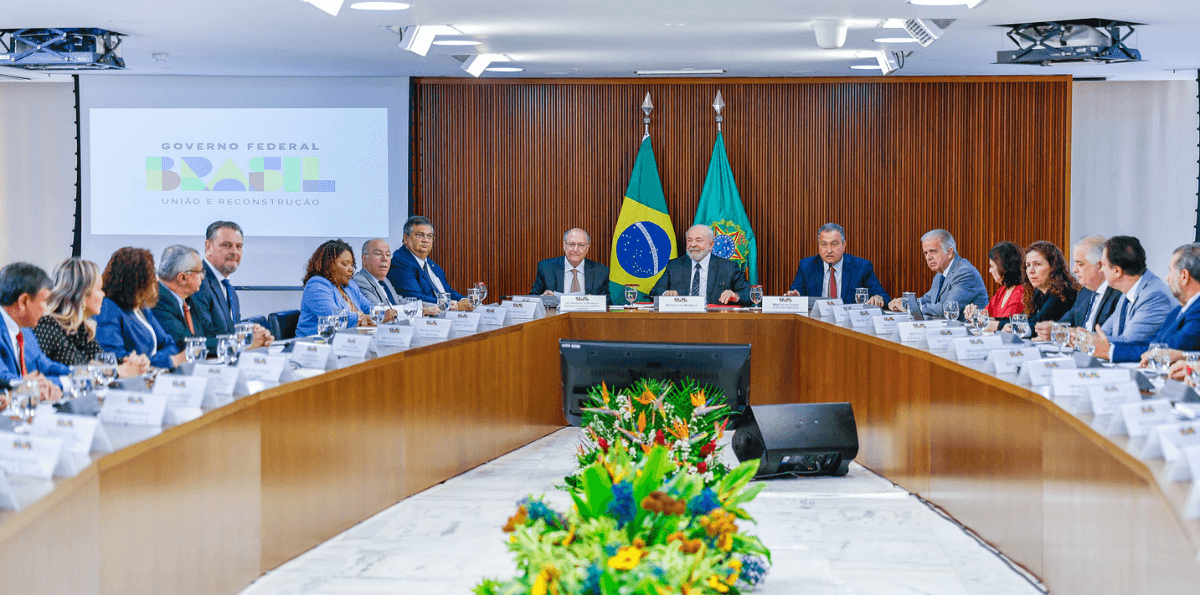 Brasileiros afirmam que segurança piorou e assistência melhorou sob Lula