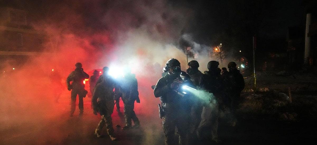 Agente do ICE atira em venezuelano após ser atacado com pá e vassoura em Minneapolis; veja vídeo