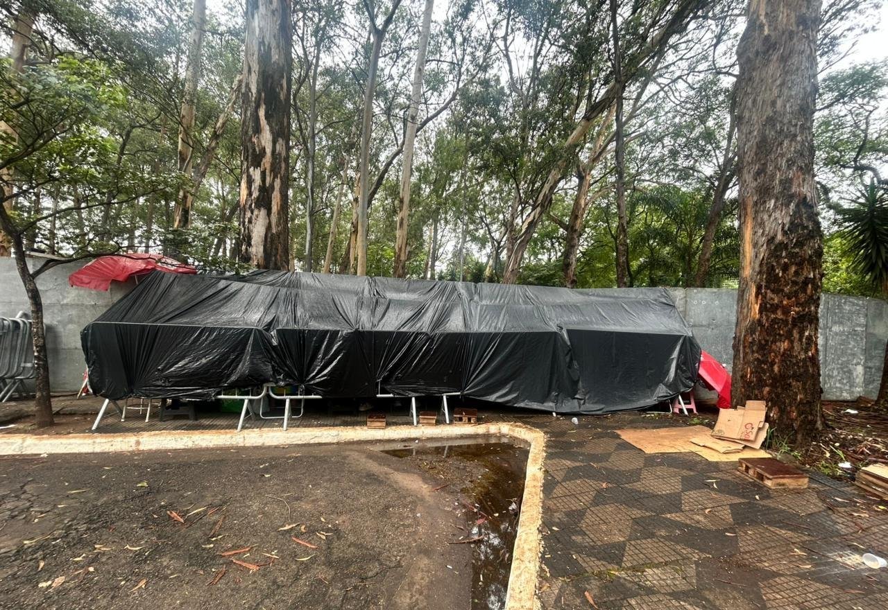 Vendedores ambulantes improvisam acampamento para garantir entrada no Ibirapuera durante carnaval de rua | G1
