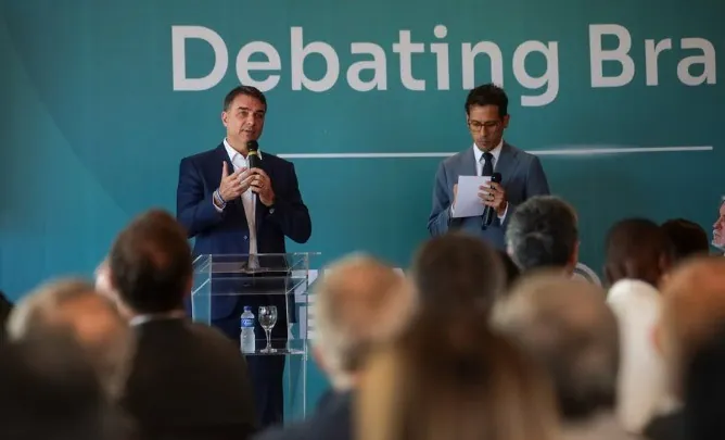 Campanha de Flávio reconhece preocupação com fala sobre urnas, mas tenta afastar risco jurídico e traça diferença com caso Bolsonaro