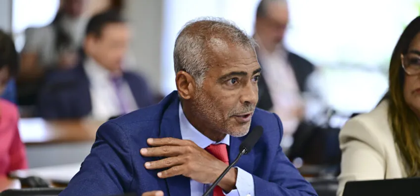 Romário acompanha sessões do Senado à distância durante a Copa