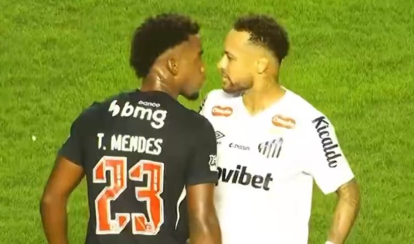 'Babaca': Neymar xinga Thiago Mendes após discussão; volante do Vasco diz que pediu respeito em comemoração