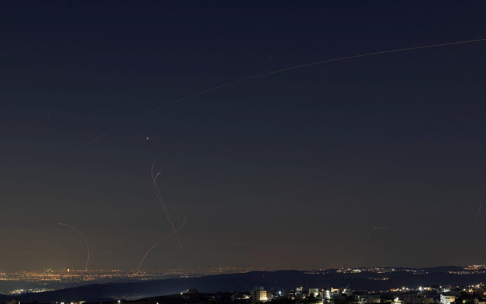 Irã e Hezbollah lançam ataques aéreos contra Israel, Emirados e Catar