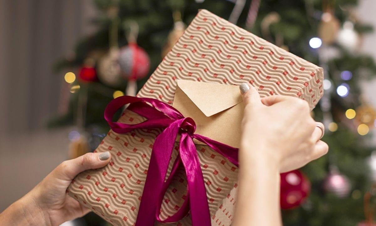 Vai trocar presentes? Procon explica direitos e cuidados no pós-Natal