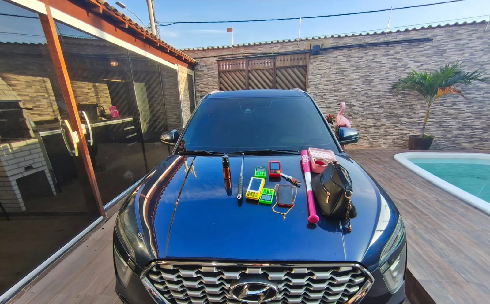 Influenciadora presa por roubos no Rio tinha bastão de beisebol com tema da Barbie entre armas apreendidas, diz polícia