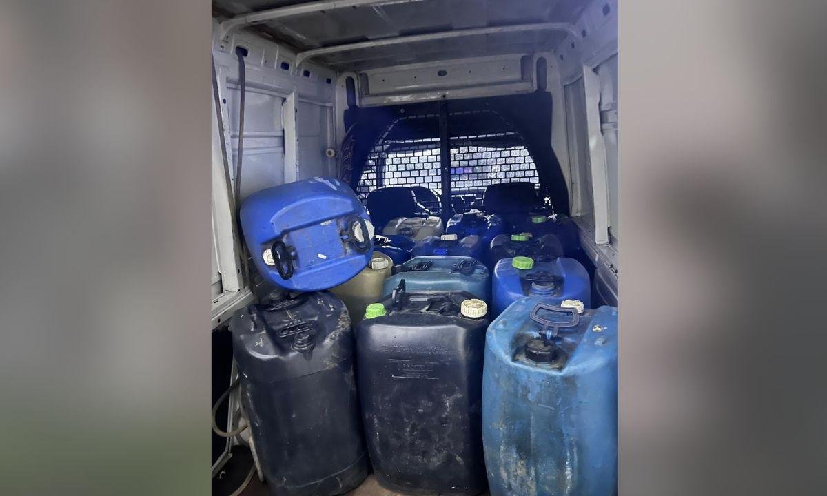 Polícia apreende tonéis de combustível adulterado em posto no litoral