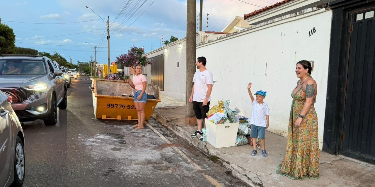 Menino com câncer ganha carreata de aniversário | G1