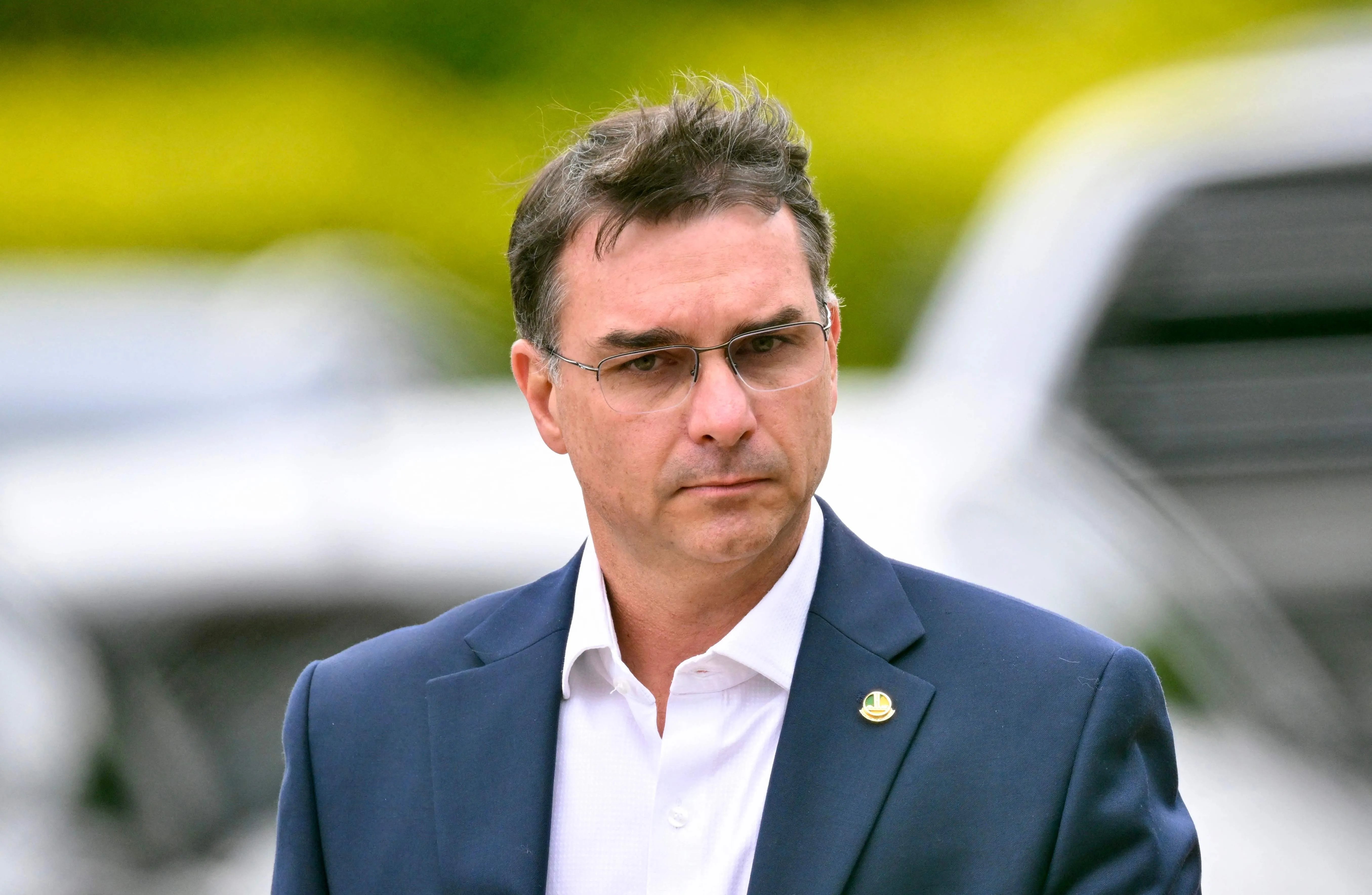 Flávio Bolsonaro faz gestos tentando aplacar rejeição do eleitorado feminino, que marcou campanha do pai