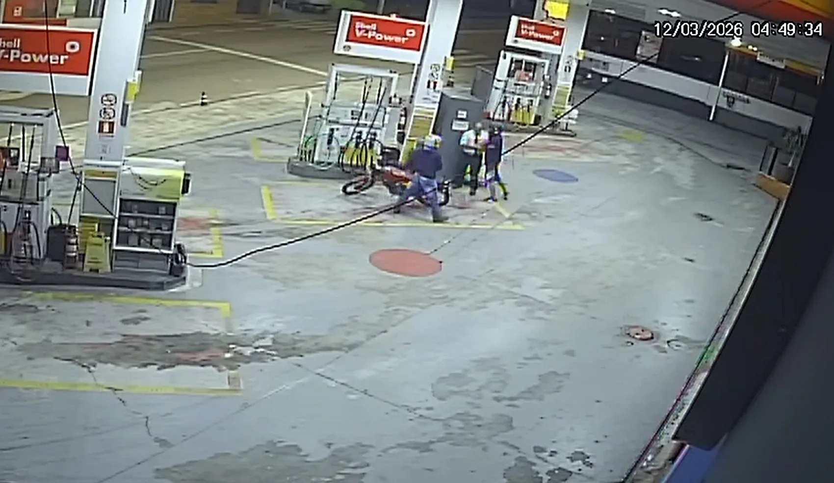 Dupla em moto tenta assaltar posto de combustíveis em Varginha | G1