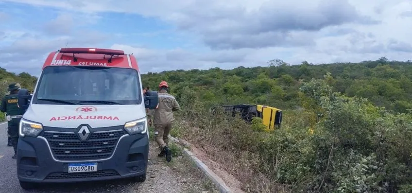 Acidente com ônibus de romeiros mata 2 no Ceará