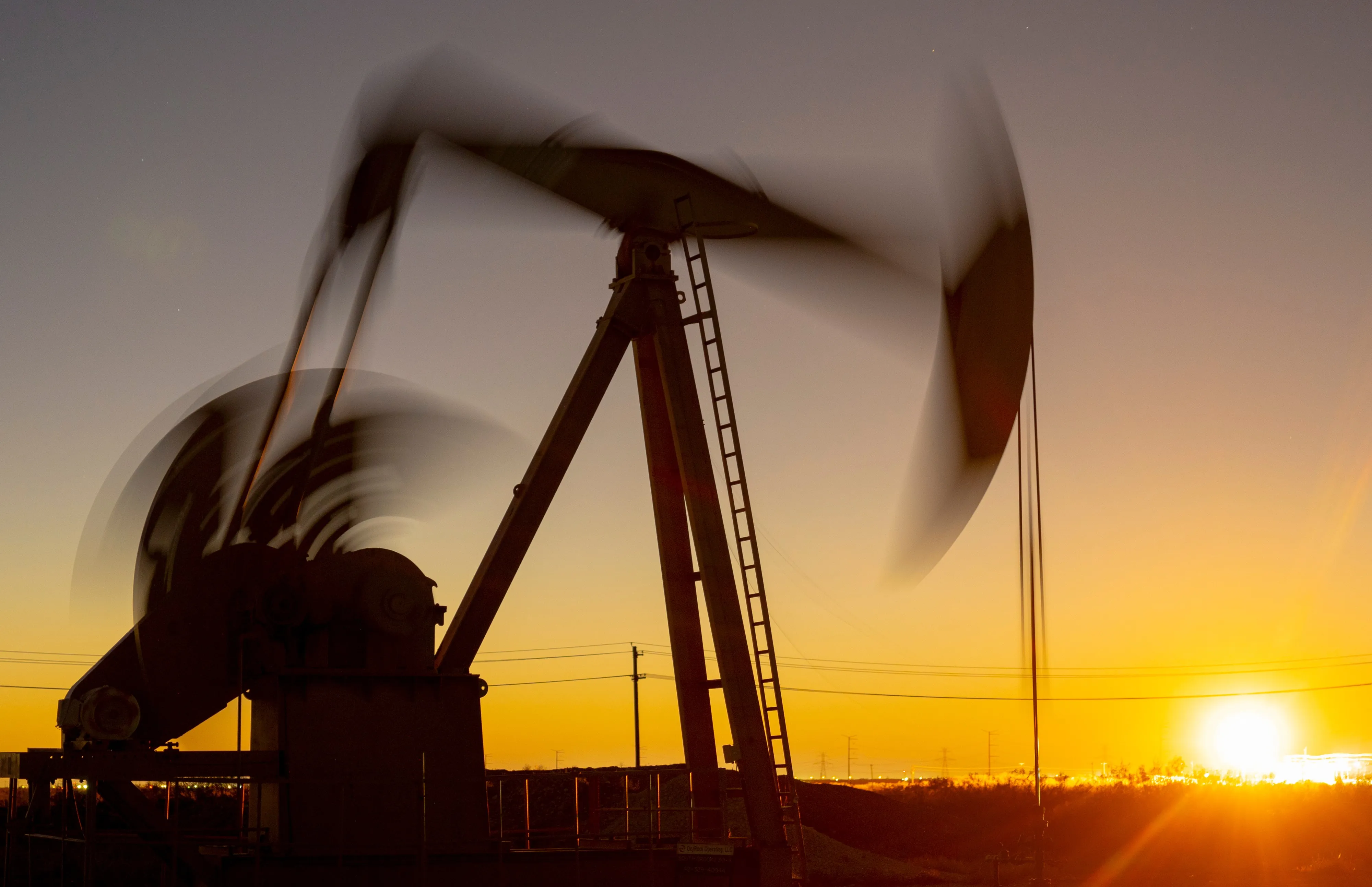 Com disparada do preço, demanda global por petróleo terá maior queda desde a pandemia, prevê agência internacional