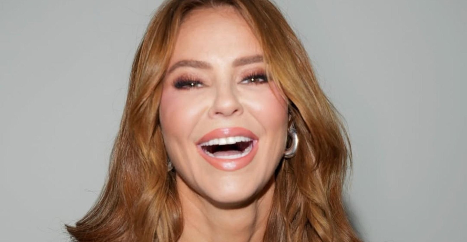 Os bastidores do 'ruivo Paolla Oliveira': hairstylist explica mistura de tons e técnica usada