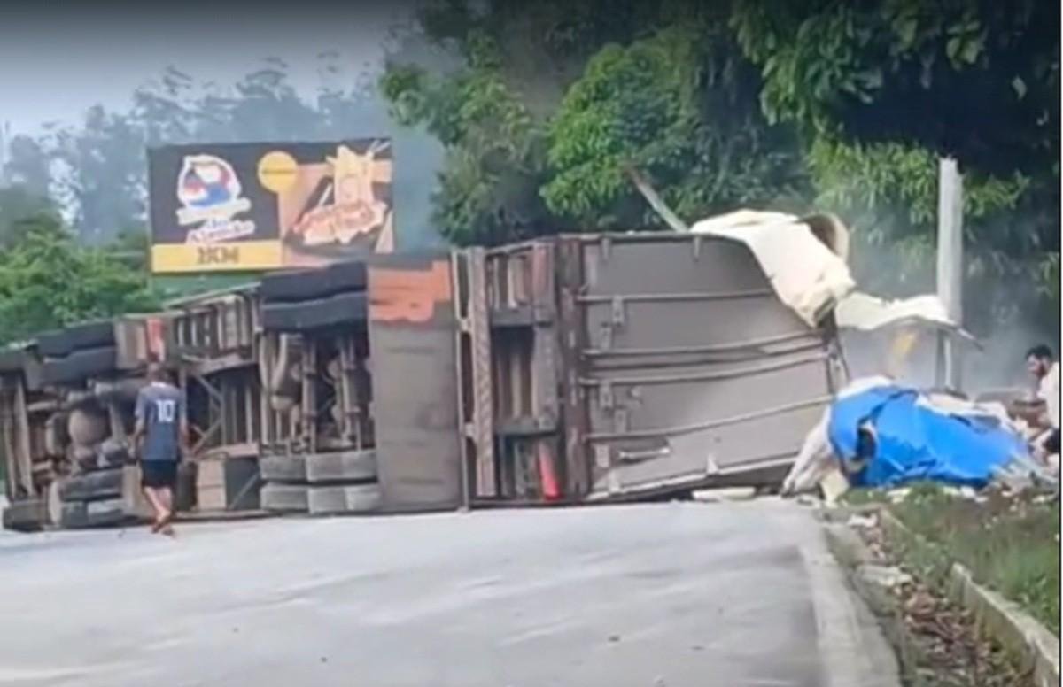 Caminhão carregado com carne tomba na BR-040, em Petrópolis | G1
