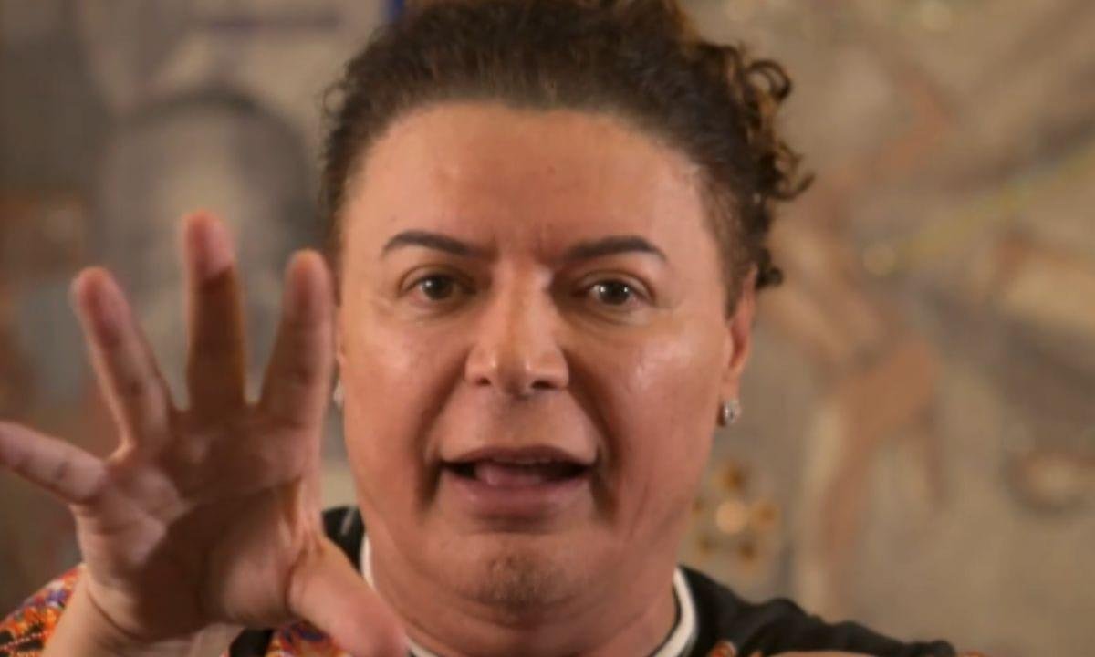 David Brazil perde peruca em ensaio da Grande Rio na chuva; veja vídeo