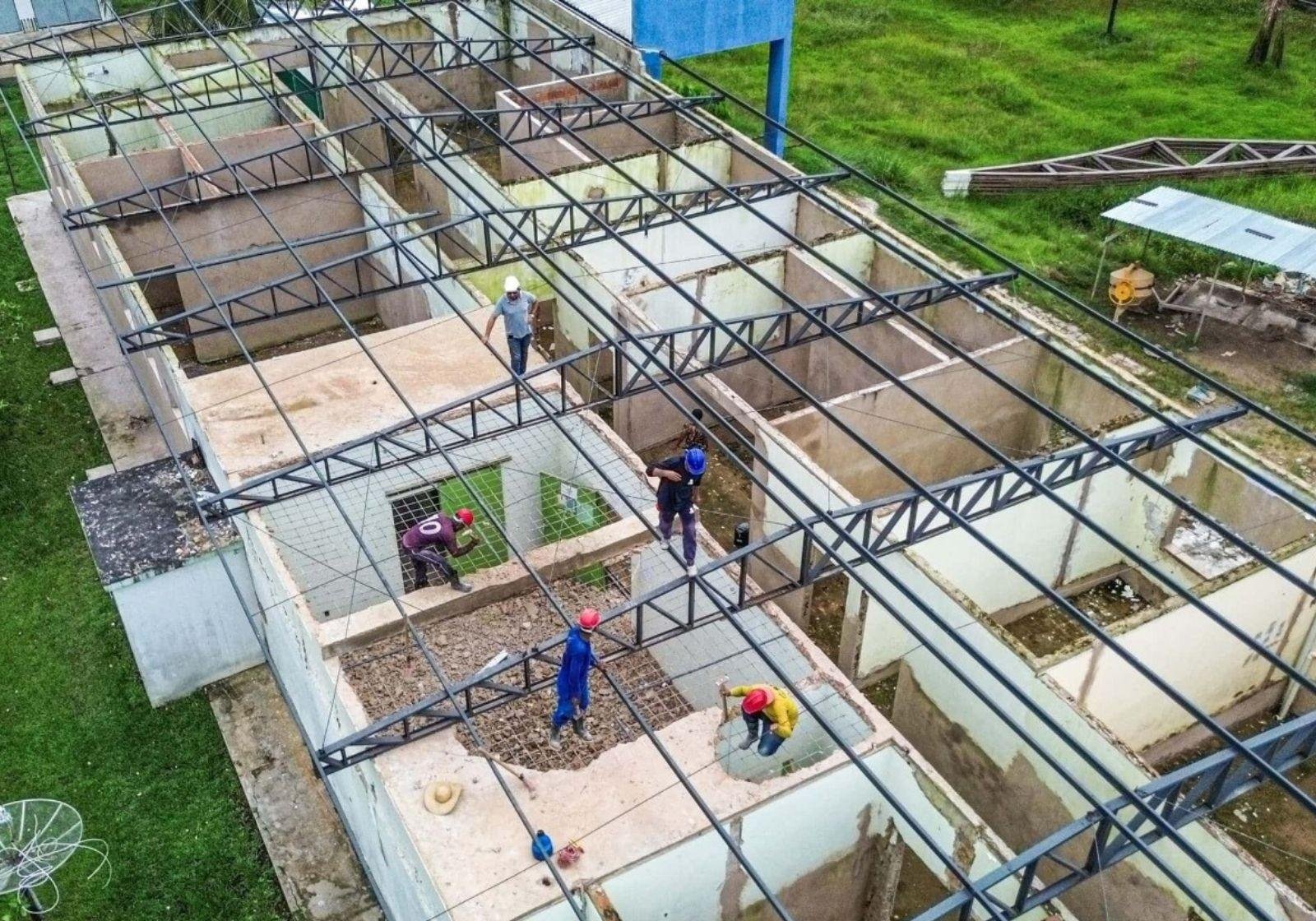 Moradores de Feijó cobram entrega de hospital em obras há quase 3 anos | G1