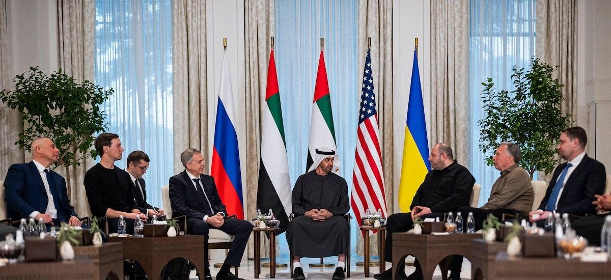 Termina primeira sessão de negociações entre Ucrânia, Rússia e EUA; conversas continuam neste sábado