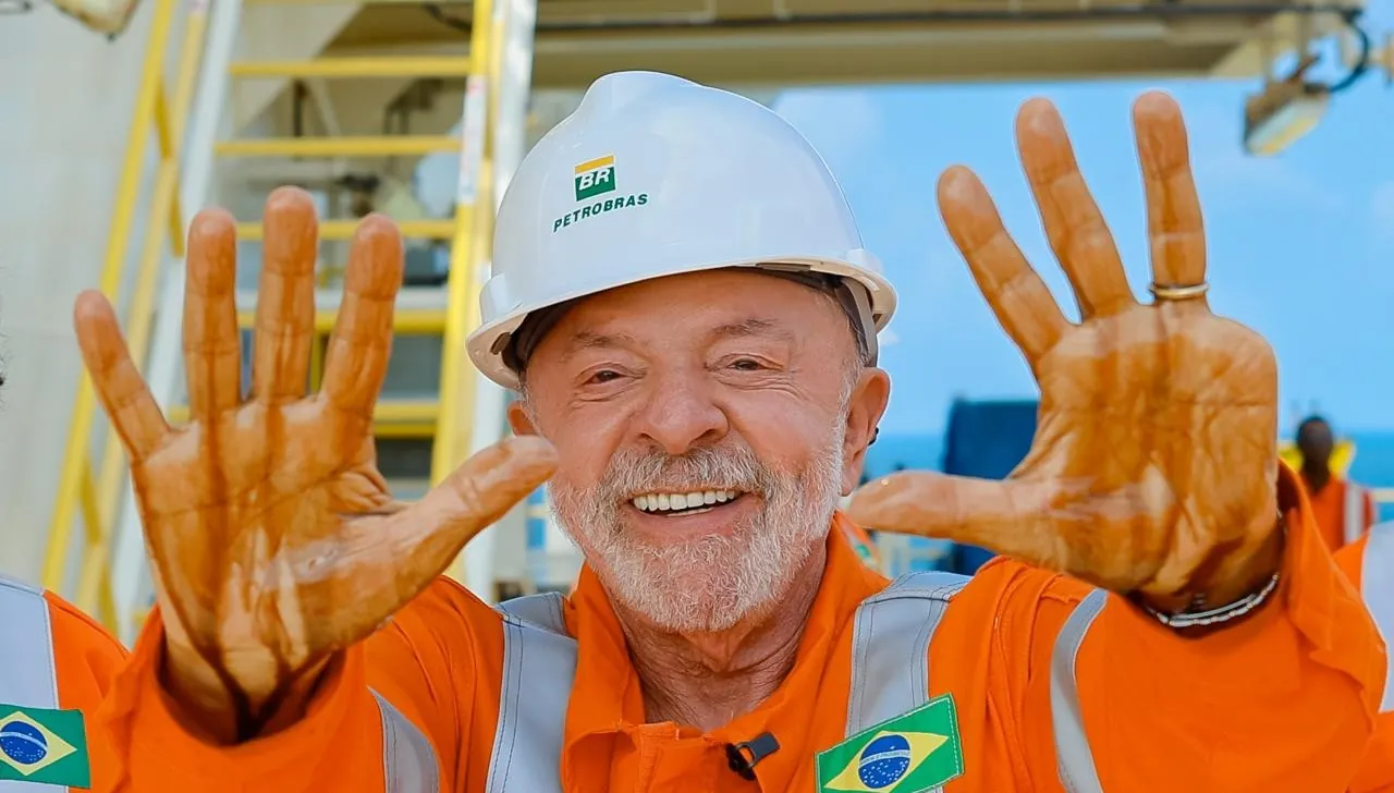 Lula assina decreto que reduz tributos sobre gasolina e MP que cria subsídio para diesel