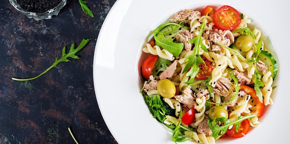 Salada de macarrão com atum: receita é perfeita para marmita "fit"