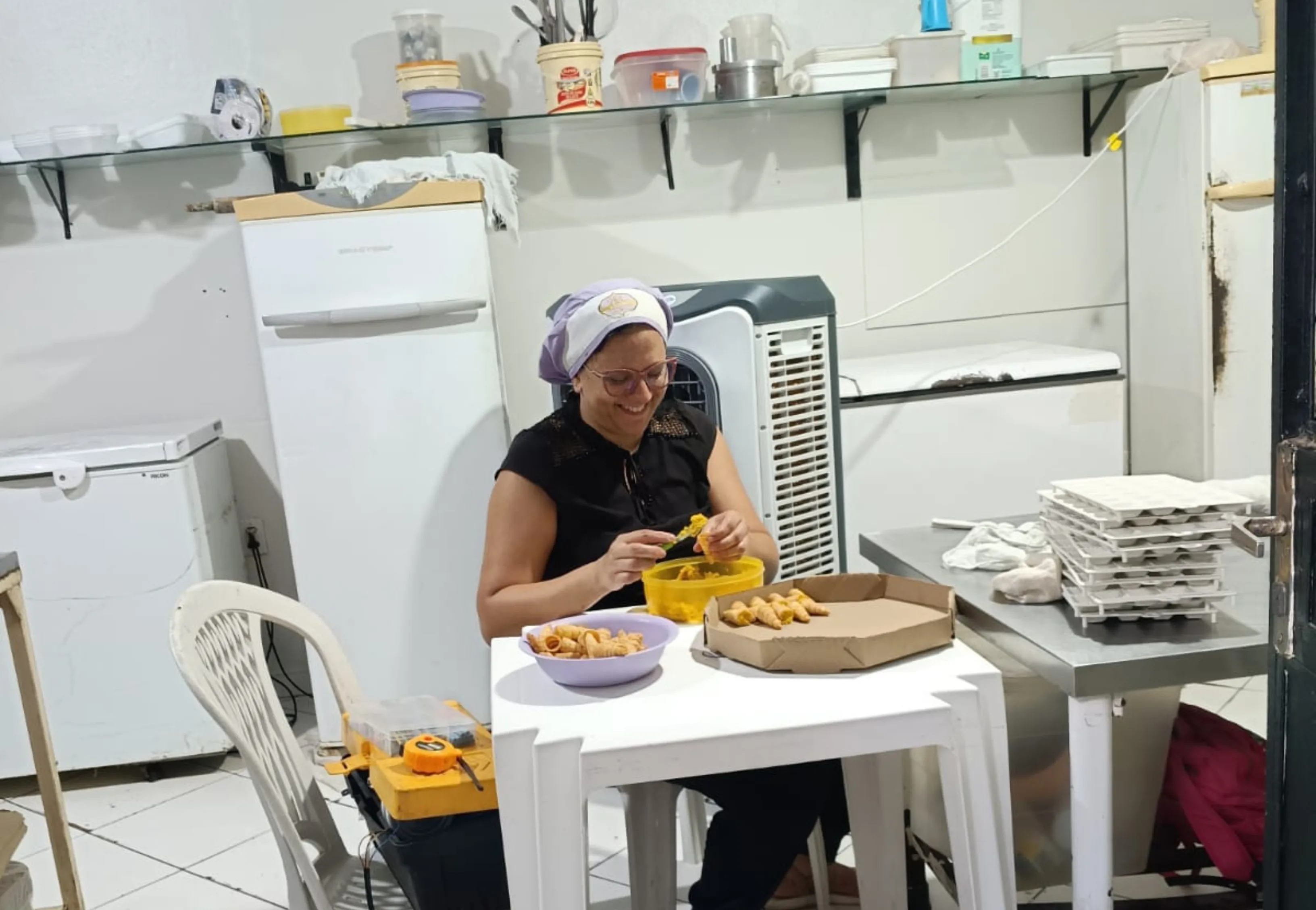 Irmãs tentam reconstruir fábrica e retomam produção de salgados | G1