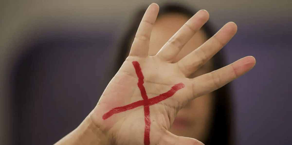 Homem é preso por tentativa de feminicídio após esfaquear esposa em MG