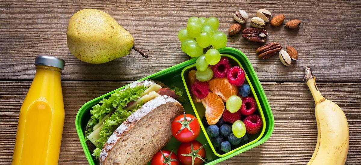 5 erros para evitar ao montar uma lancheira escolar saudável e prática