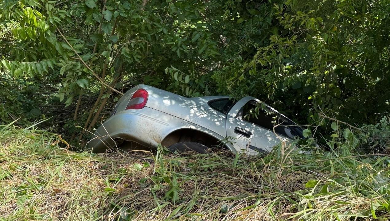 Motorista sobrevive a queda de carro em ribanceira no interior de SP | G1