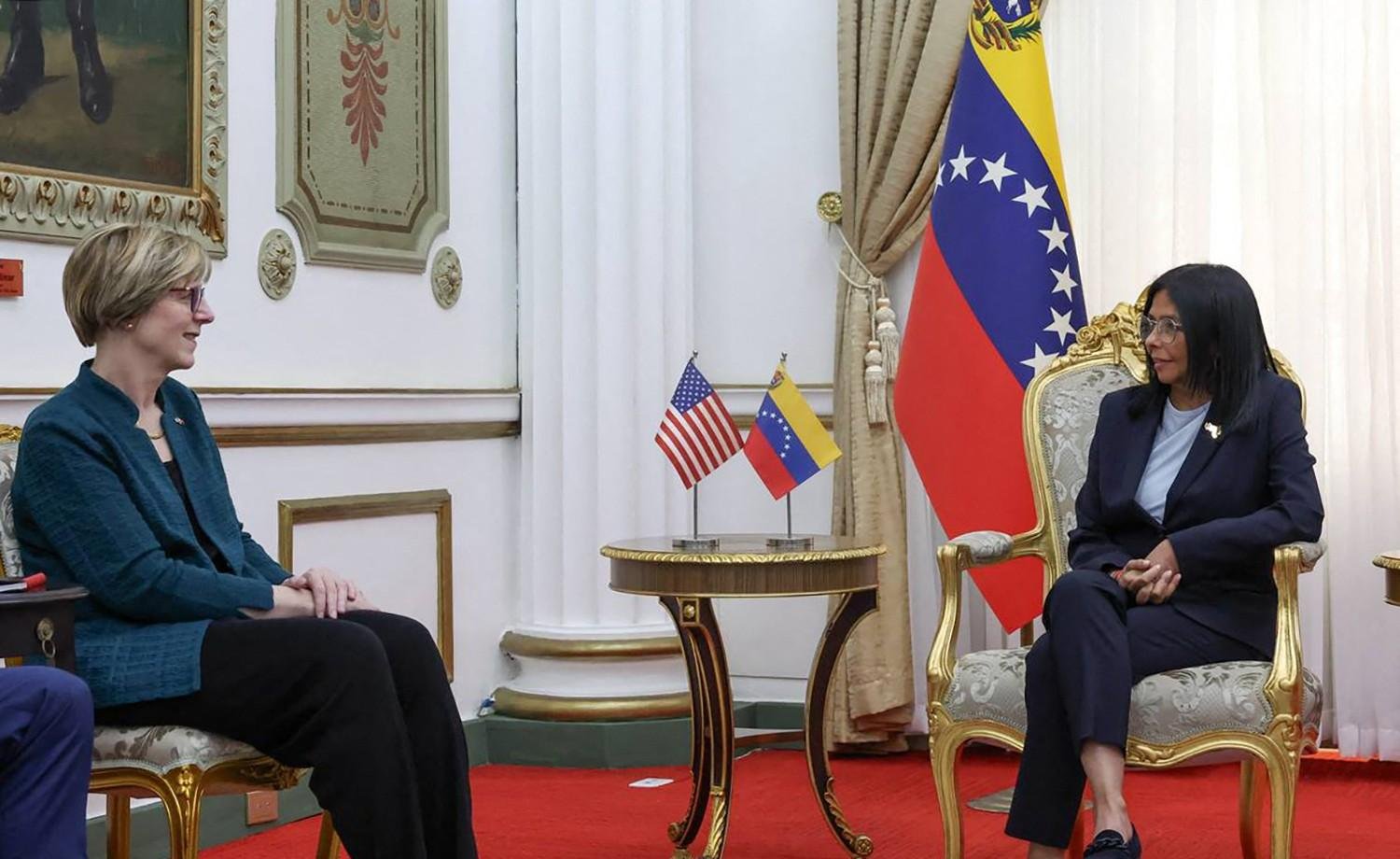 Presidente interina da Venezuela se reúne com chefe de missão diplomática dos EUA