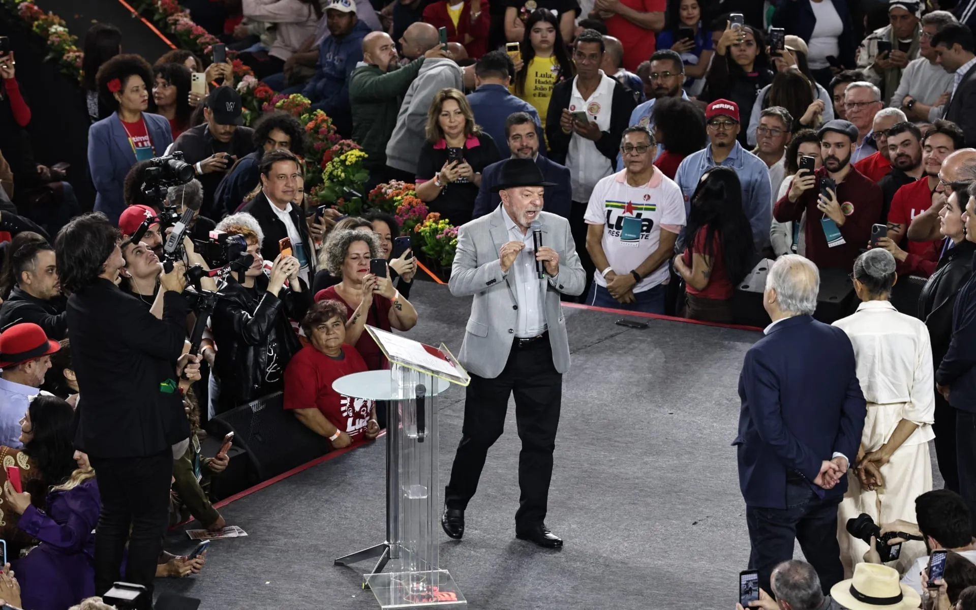 Lula manda recado em ato de Haddad: "Não meta o dedo nas nossas eleições"