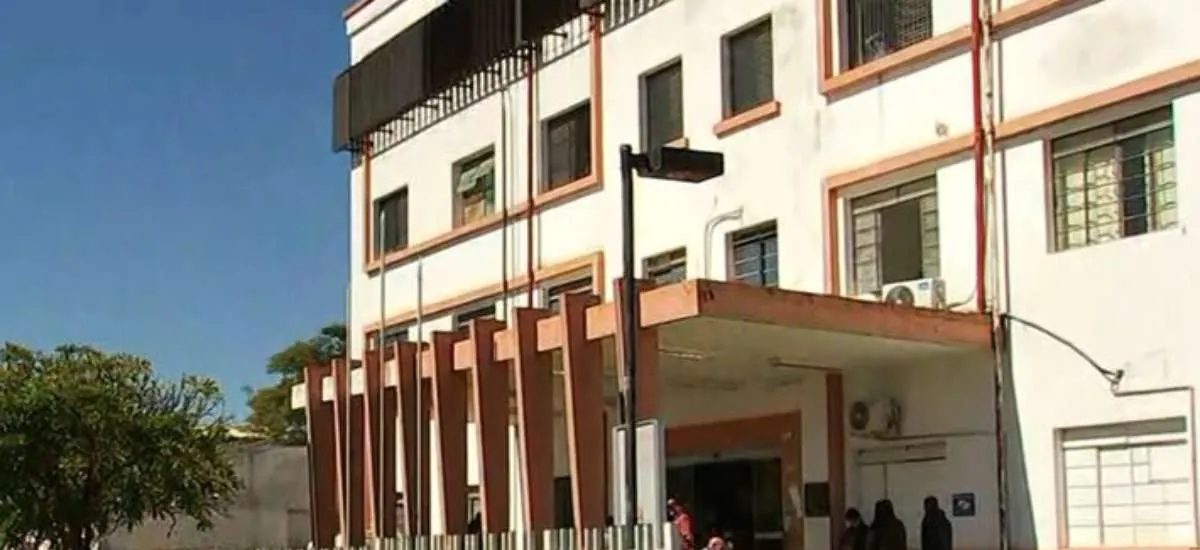 Recém-nascida é encontrada com vida em lixeira de banheiro de hospital de SP