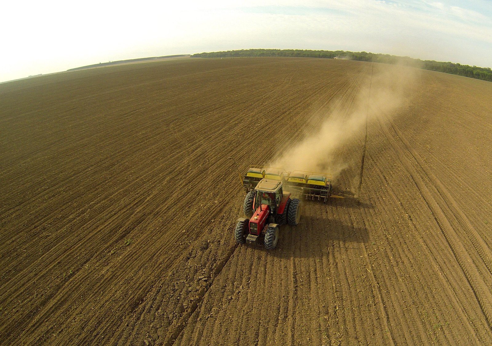 Guerra no Oriente Médio já tem impacto em fertilizantes e preço dos alimentos pode subir no Brasil