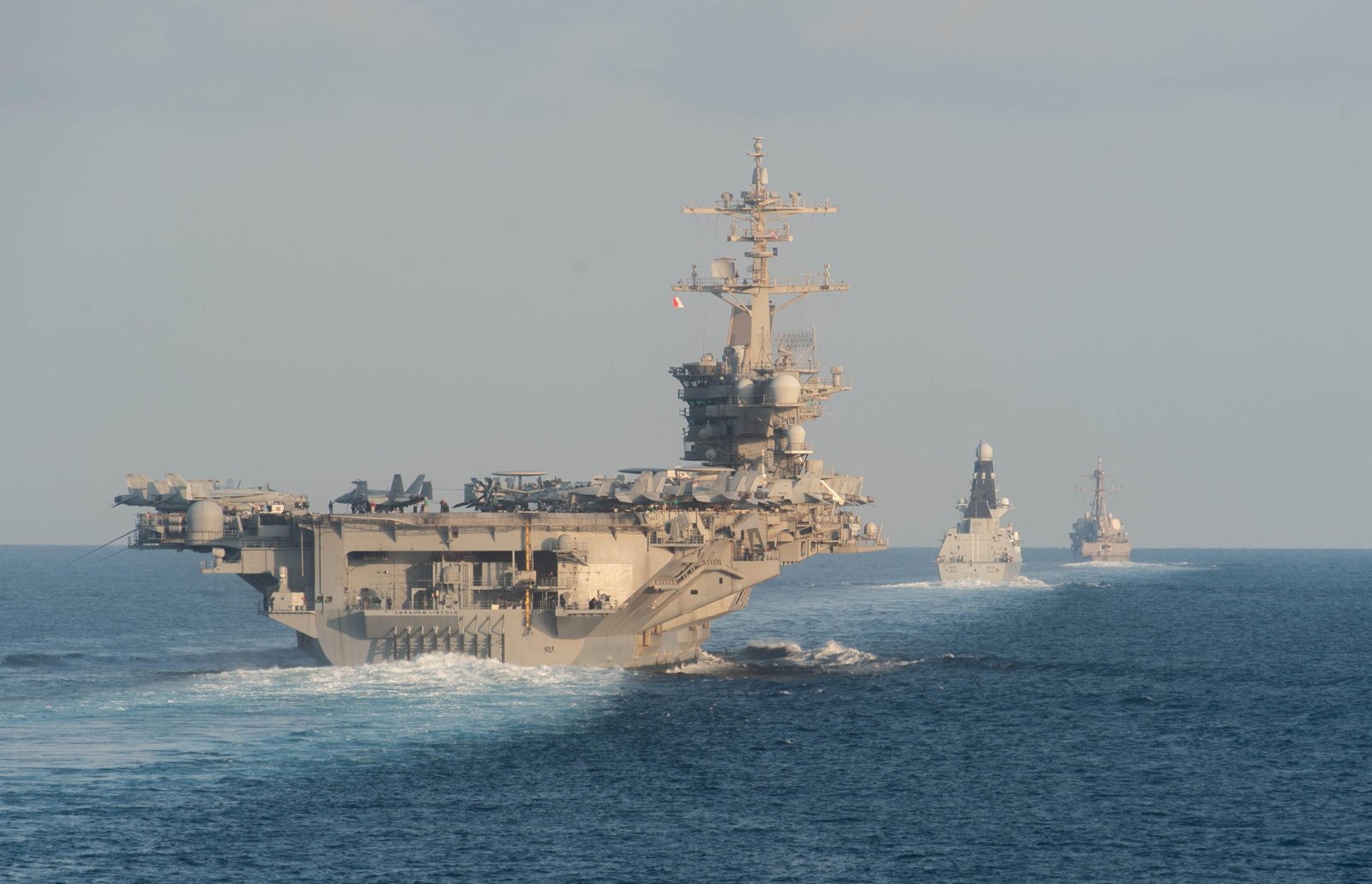 EUA reforçam defesas de Israel, aliados árabes e bases americanas enquanto decidem se atacarão o Irã