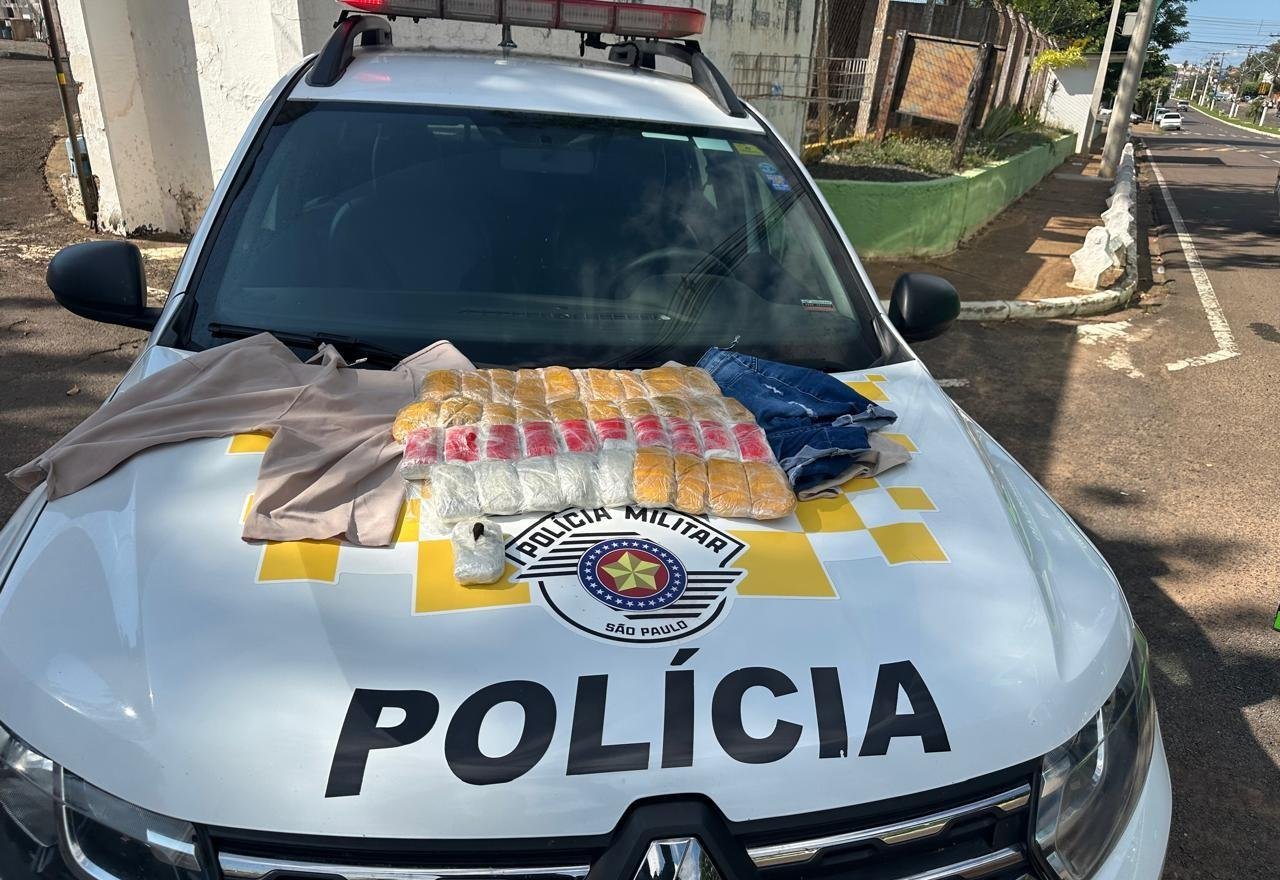 Mulher é presa com 40 pacotes de drogas escondidos no corpo | G1