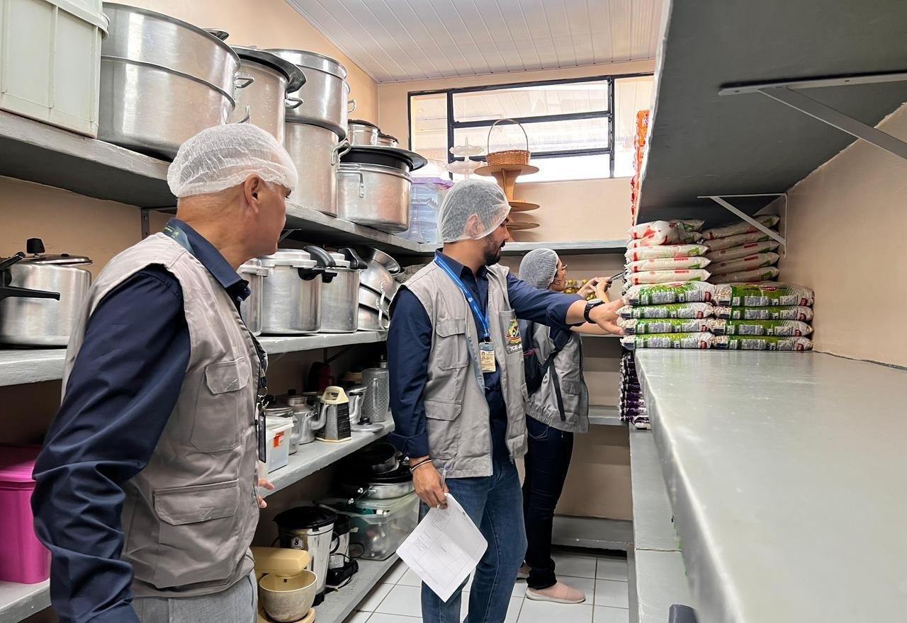 Merenda escolar chega atrasada e com estoque insuficiente em escolas estaduais de Manaus | G1