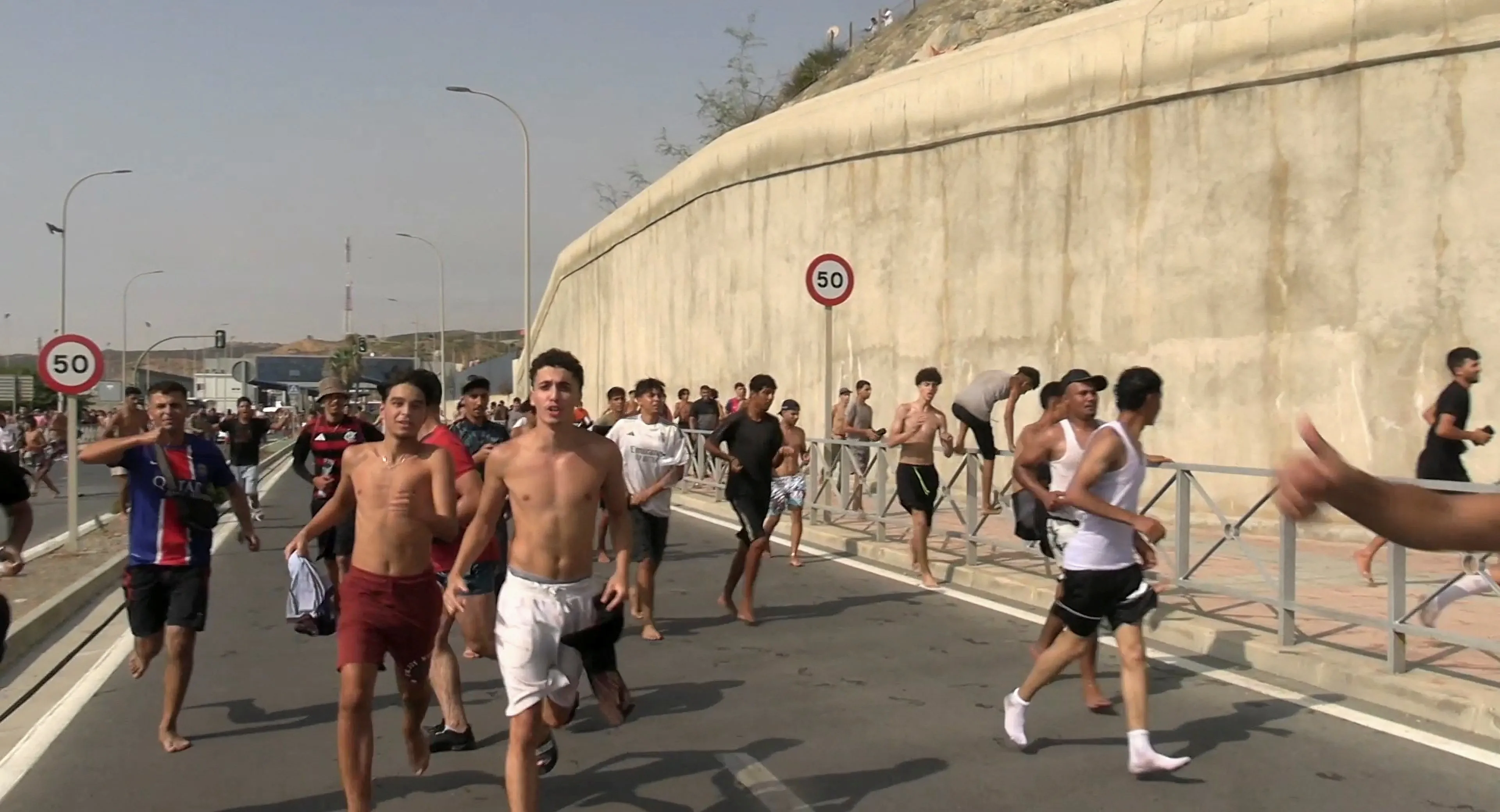 Justiça da Espanha abre investigação sobre chegada massiva de migrantes em Ceuta