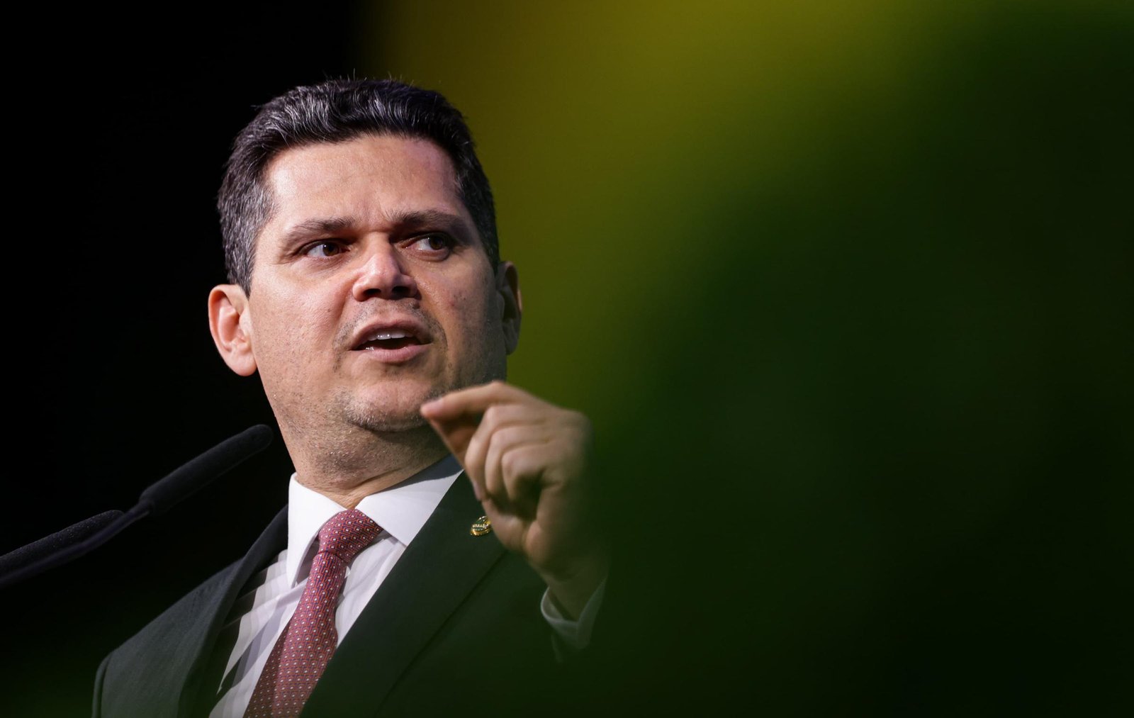 Alcolumbre vai acessar imagens da CPMI para decidir sobre Lulinha