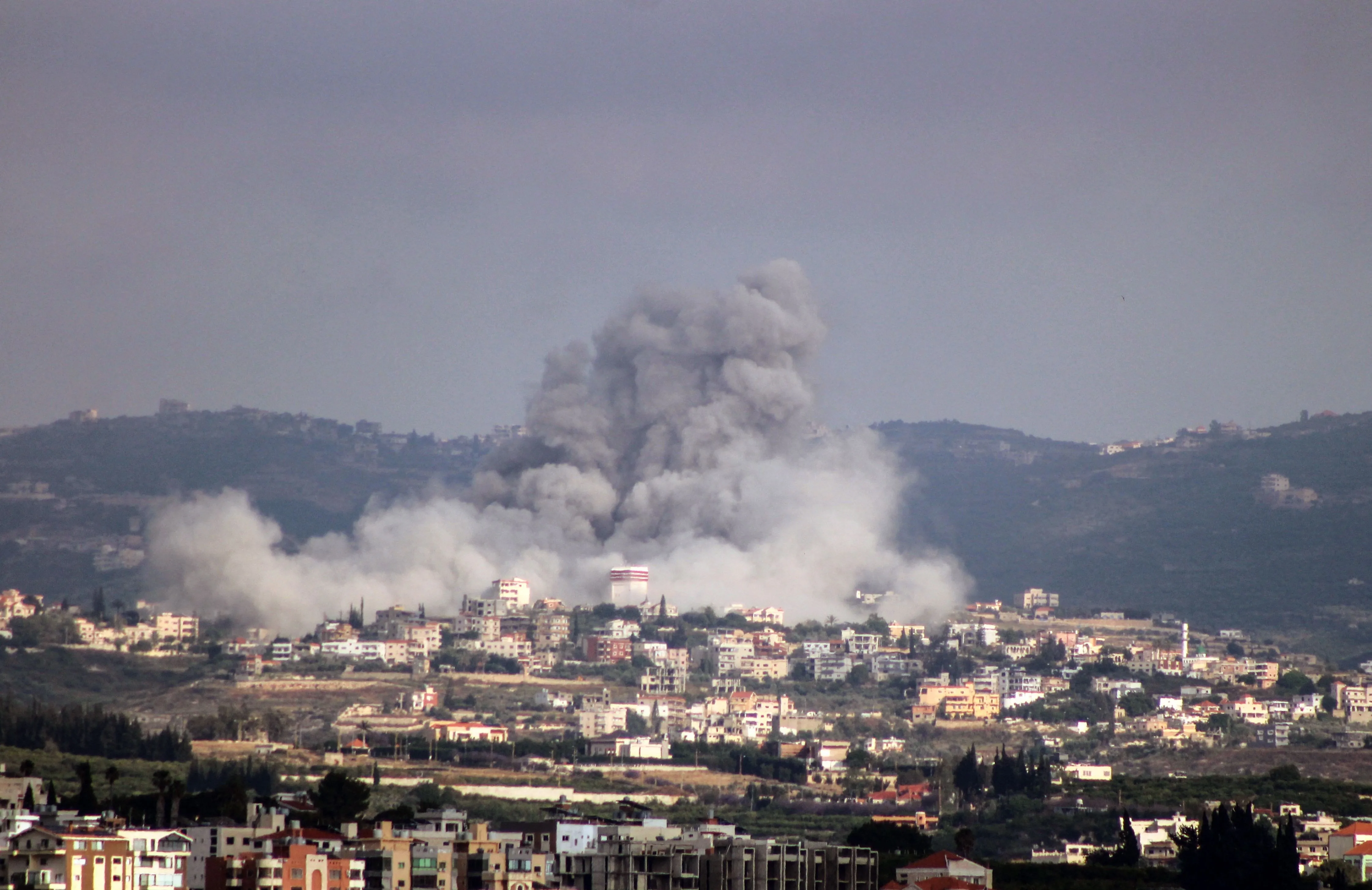 Israel e Hezbollah entram em confronto além de zona no sul do Líbano em meio a disputa por inclusão em cessar-fogo entre EUA e Irã