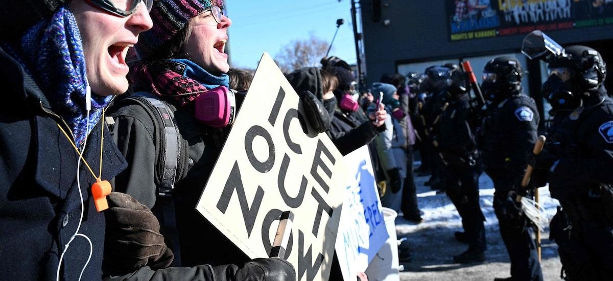 Democratas prometem não financiar ICE após morte em Minneapolis e colocam orçamento em risco