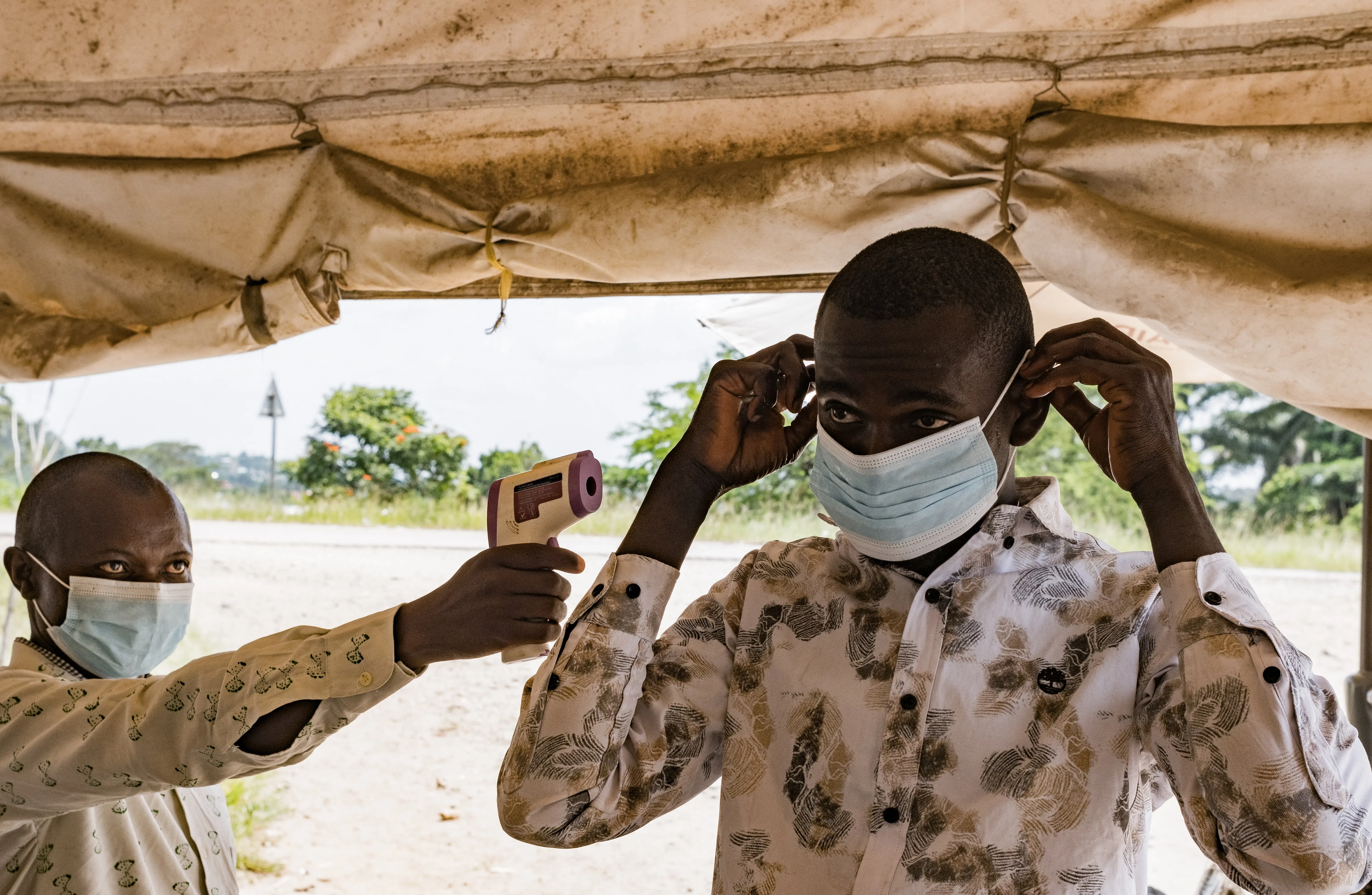 EUA farão controles de detecção de ebola em aeroportos e restrições de entrada de visitantes que estiveram em países afetados