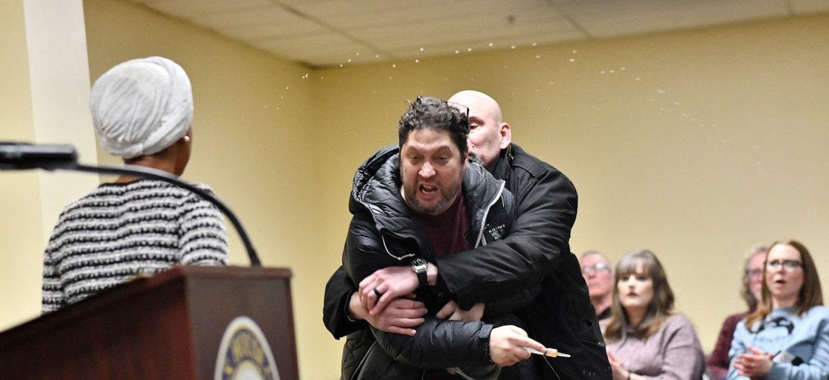 EUA: homem usa seringa para jogar líquido desconhecido em deputada democrata; veja vídeo