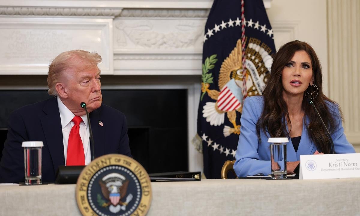 “Barbie do ICE” do governo Trump admitiu ter matado o próprio cachorro