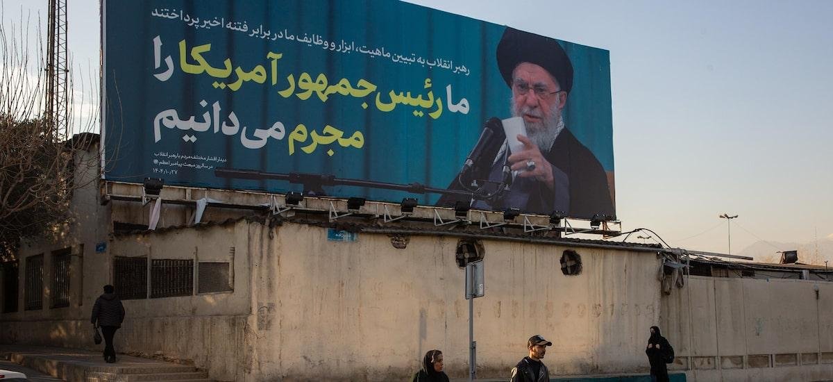 Autoridades dos EUA e do Irã negociam reunião; ameaças de Trump se intensificam