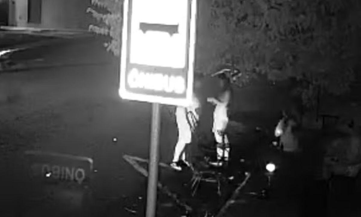 Jovem de 21 anos atropela e arrasta mulher ao se distrair com rádio