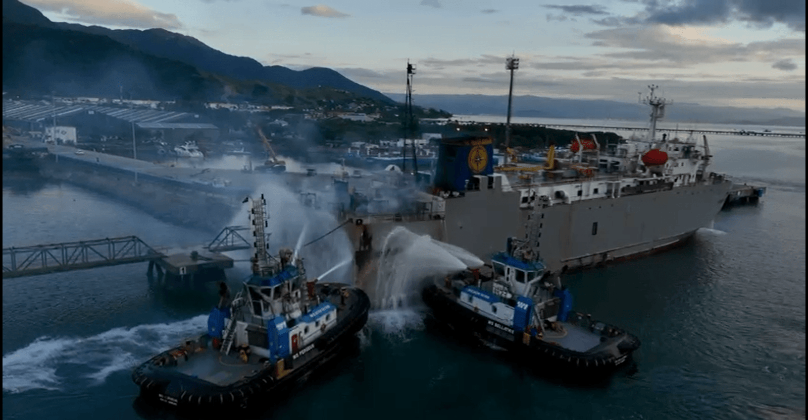 Vídeo: bombeiros combatem incêndio em navio no porto de São Sebastião