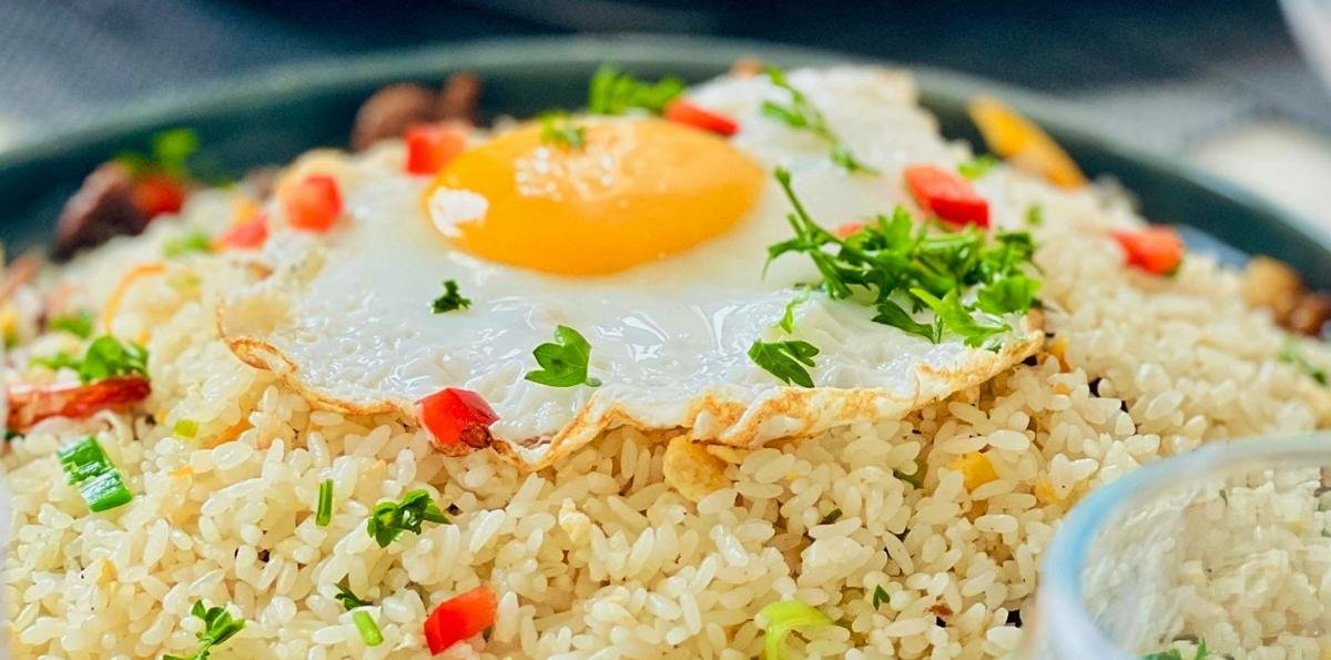Arroz com ovo pode substituir carne vermelha? Nutricionista explica